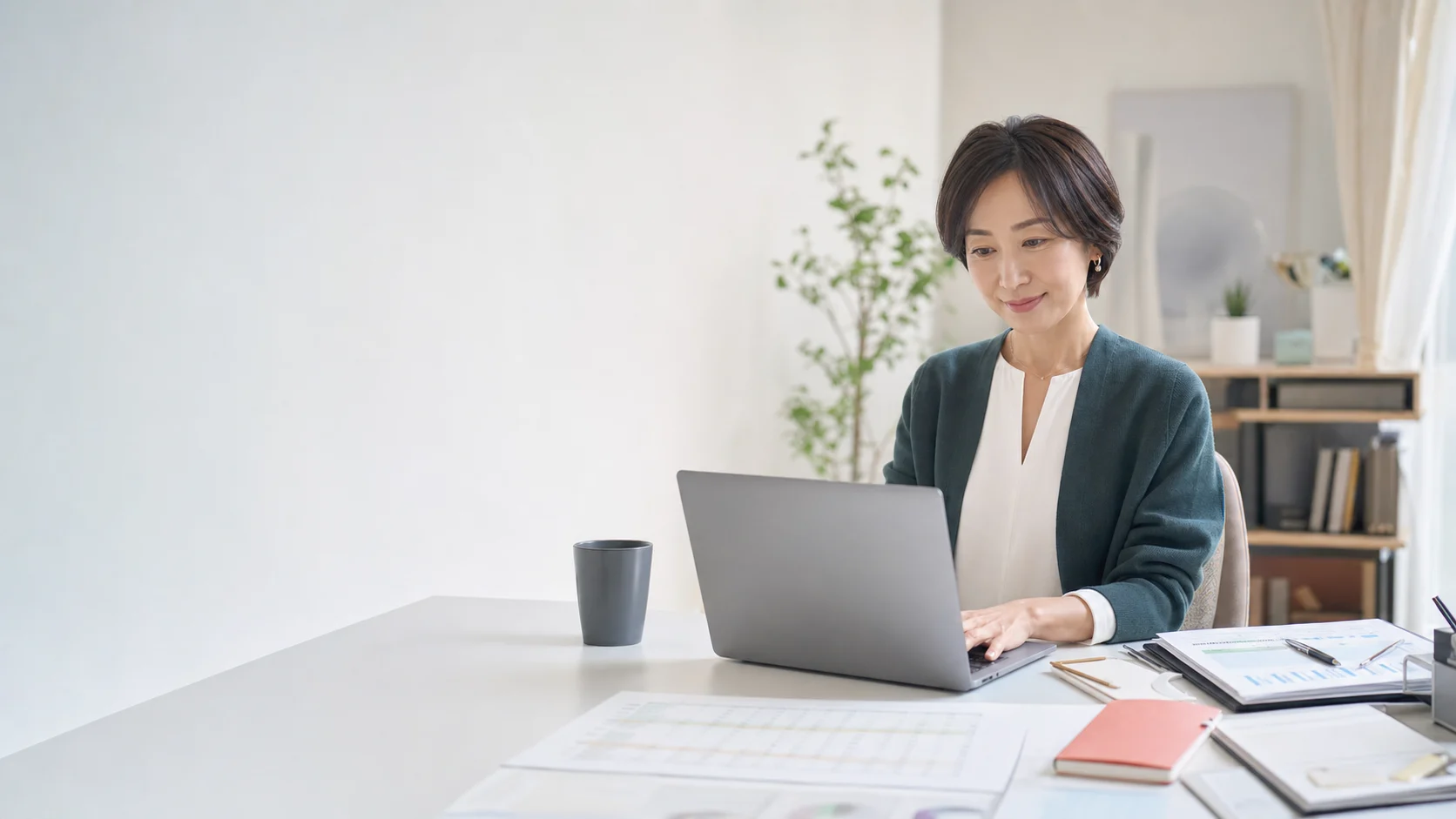 明るい仕事場でAIを業務に活用するビジネスパーソン